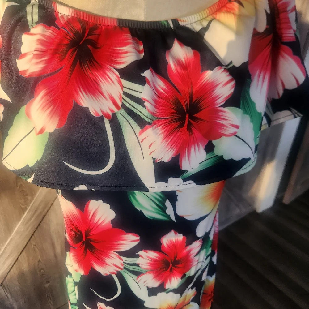 Hawaiian Off-Shoulder Maxi Dress - Picture 7 of 9